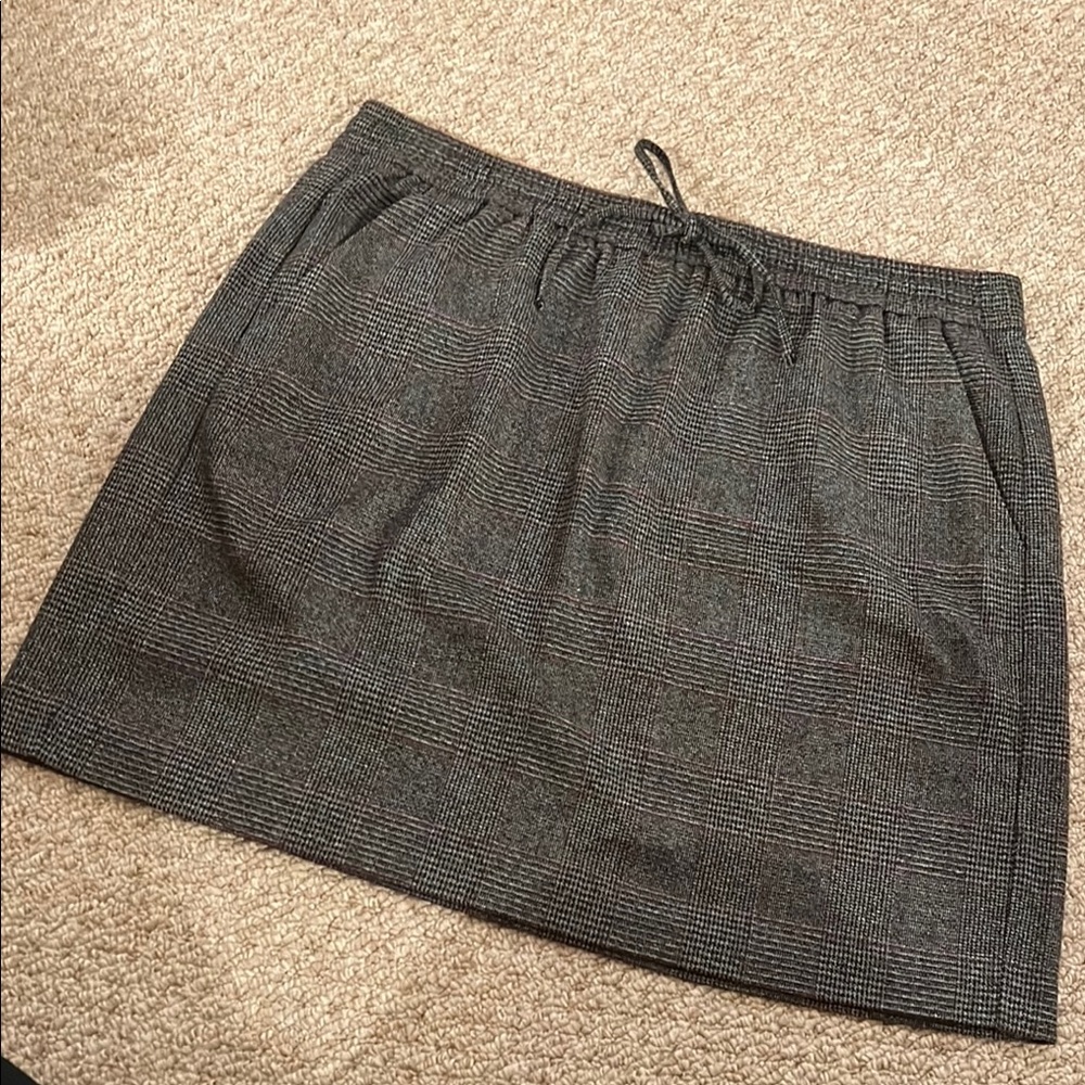 LOFT Outlet pull-on skirt, black / white / maroon, size L EUC!